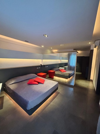 Minibar, escritorio, internet por cable gratis y ropa de cama