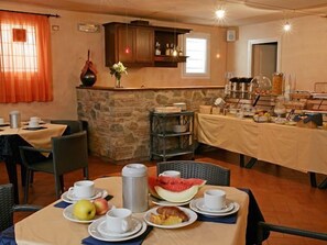 بوفيه فطور مجانًا يوميًا