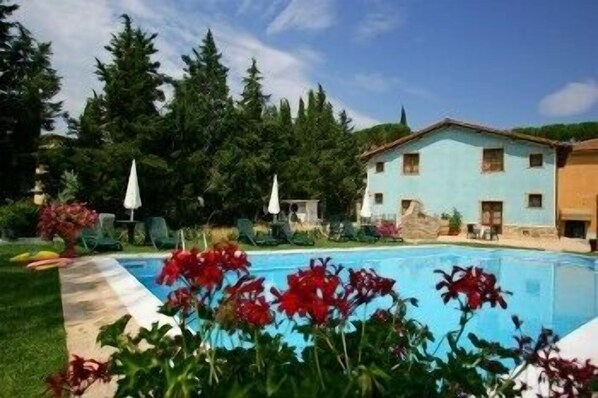 Outdoor pool, pool umbrellas, sun loungers - Rifugio da Giulia (Civitella Paganico)