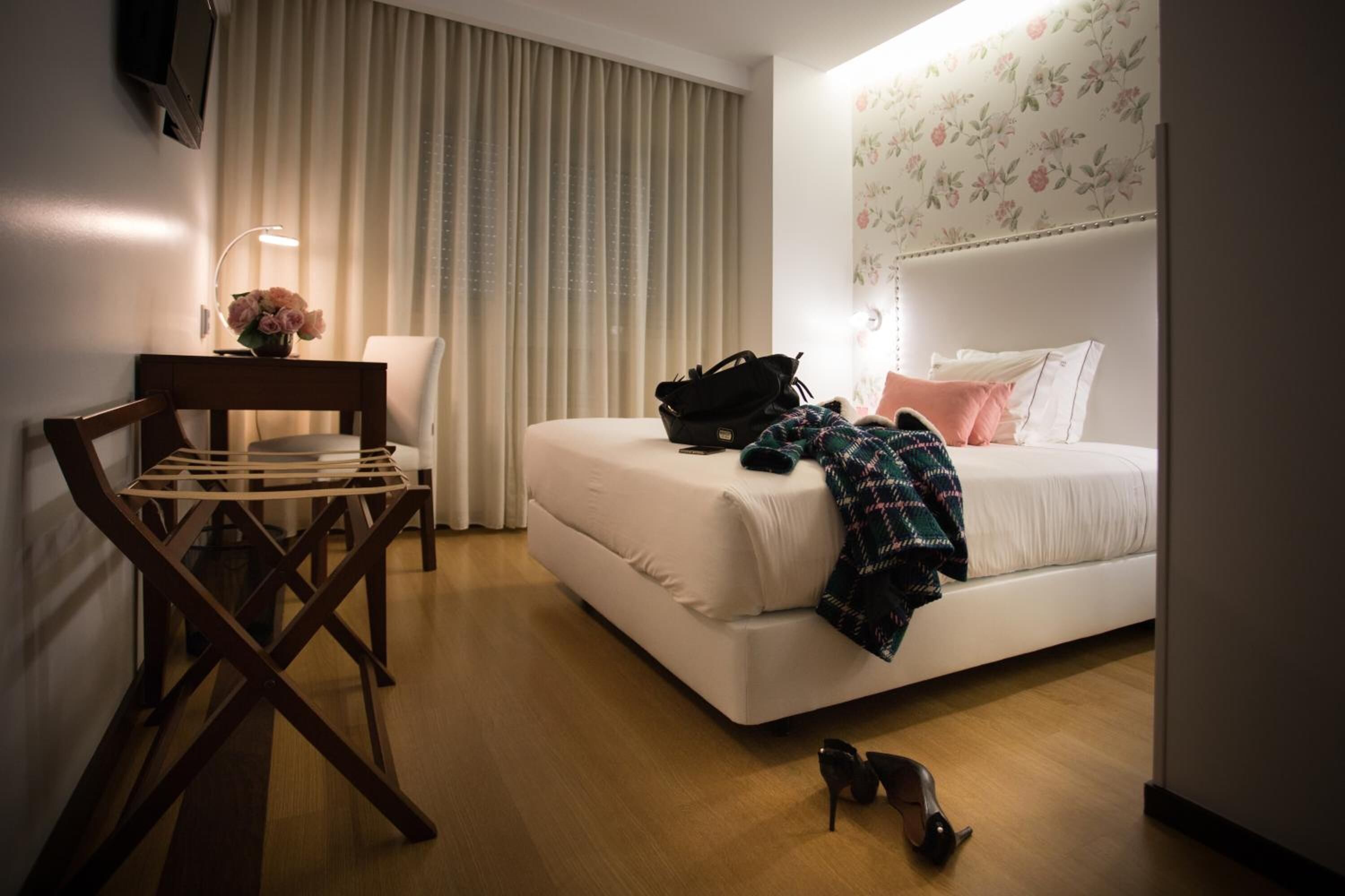 in-room safe, desk, soundproofing, free wifi