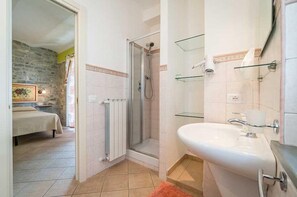 Double Room | Bathroom | Shower, free toiletries, hair dryer, bidet