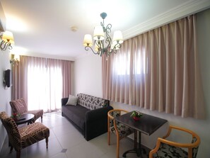 Camera tripla | 1 camera, una cassaforte in camera, una scrivania, ferro/asse da stiro