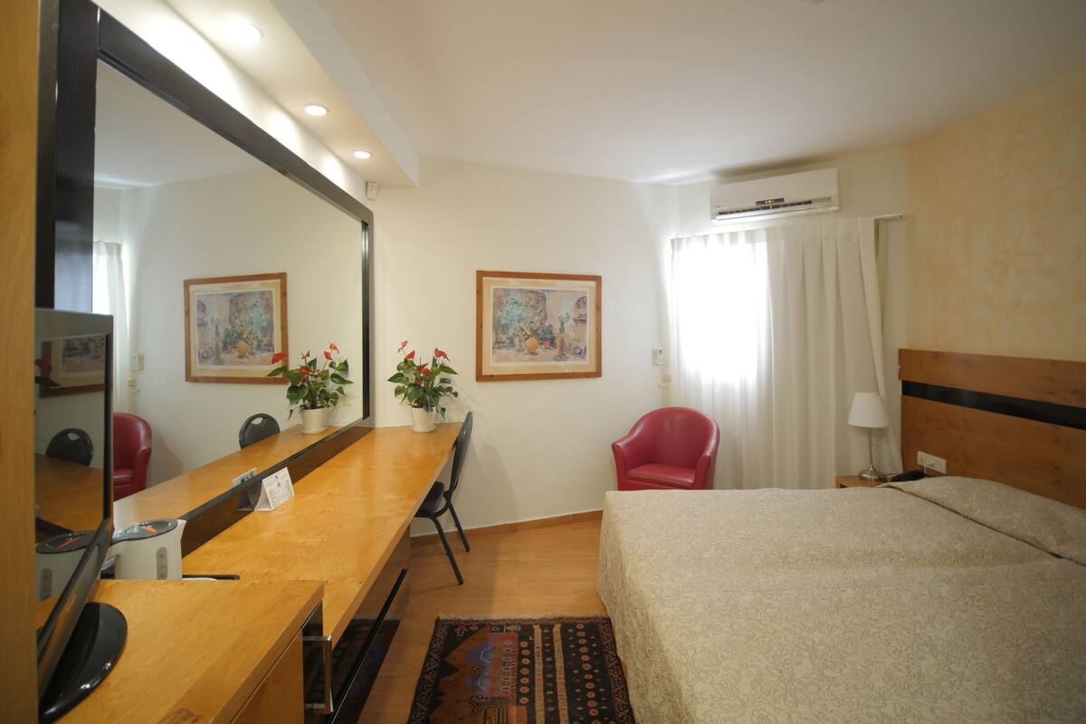 1 habitación, caja de seguridad en la habitación y escritorio 