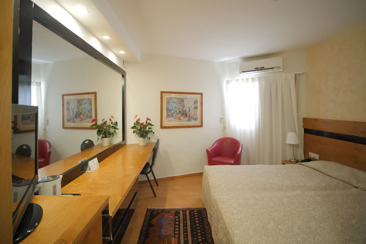 Standaard kamer | 1 slaapkamer, een kluis op de kamer, een bureau