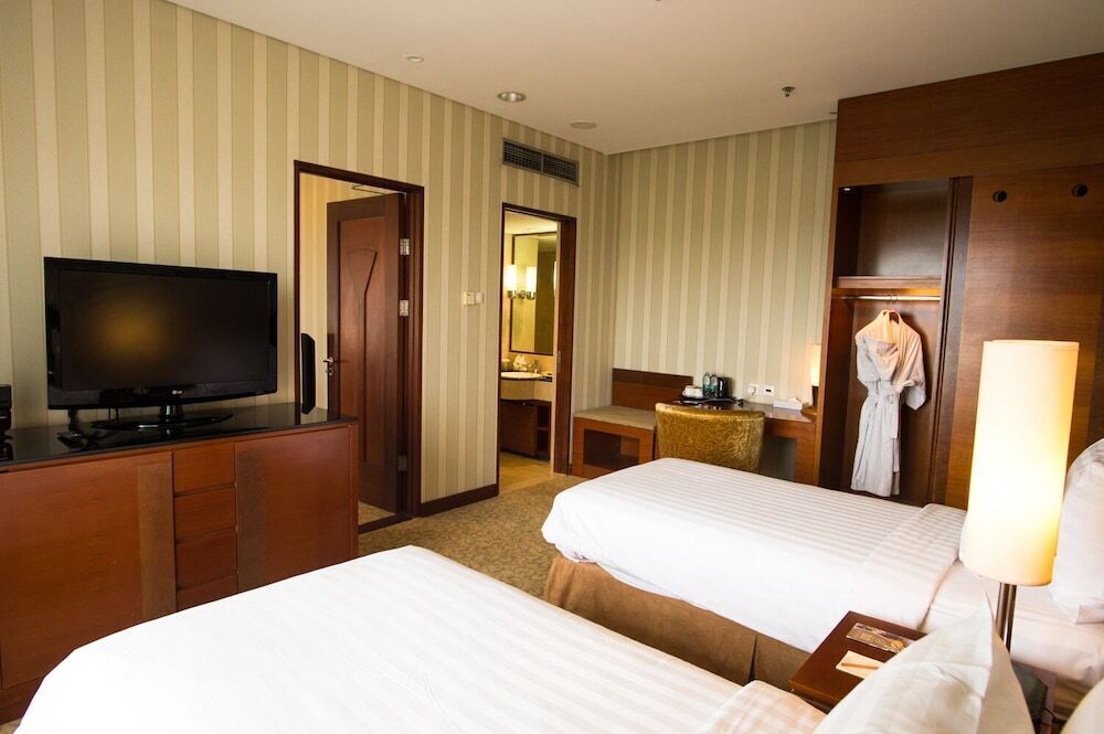 Premium bedding, minibar, in-room safe, desk
