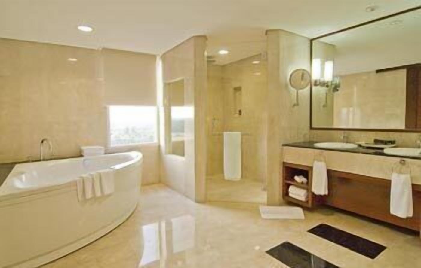 Combined shower/tub, free toiletries, towels