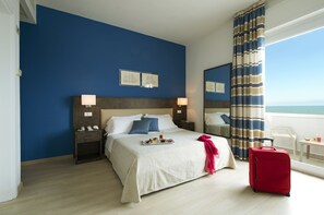 Habitació familiar, 1 dormitori, vistes al mar | Minibar, caixa forta a l'habitació, escriptori i bressols 