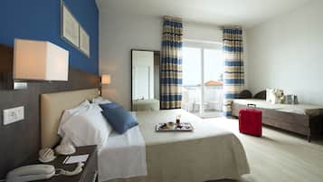 Chambre Familiale, 1 chambre, vue mer | Minibar, coffres-forts dans les chambres, bureau