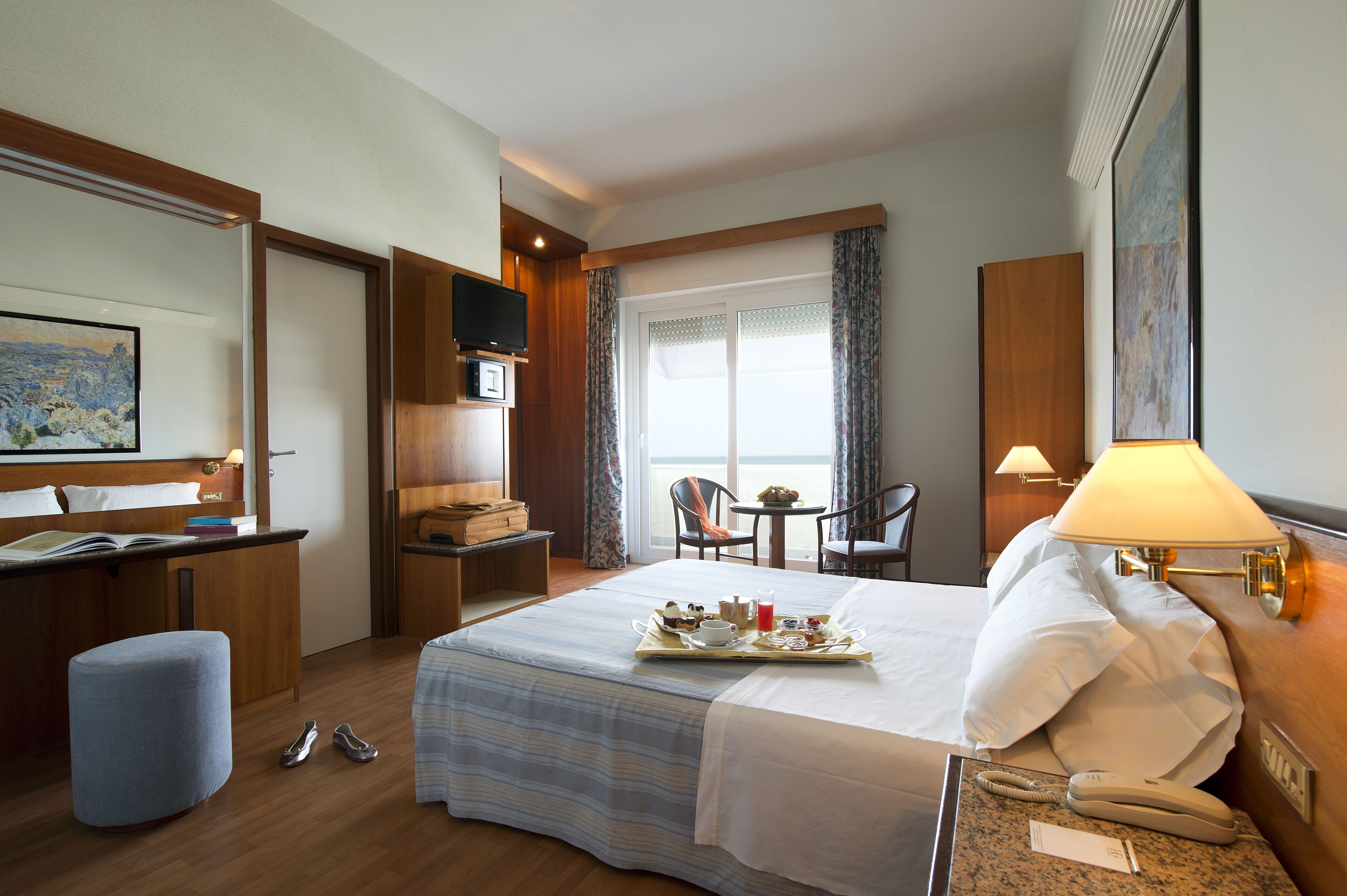 family room, 1 bedroom, sea view | minibar, in-room safe, desk, cots/infant beds