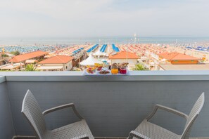 Een minibar, een kluis op de kamer, een bureau, babybedden (toeslag)
