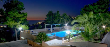 Piscina externa sazonal, guarda-sóis, espreguiçadeiras