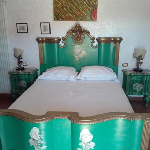 Desk, free WiFi, wheelchair access