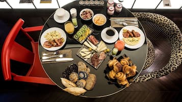 بوفيه فطور يوميًا بتكلفة قدرها (22 EUR للشخص)
