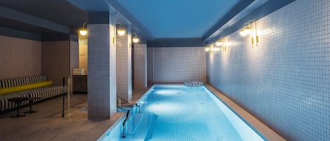 من حمّامات السباحة المغطاة، مفتوح من 7 صباحًا إلى 9 مساءً، كبائن مجانية