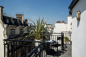Deluxe Room, Terrace | Hypo-allergenic bedding, in-room safe, individually decorated