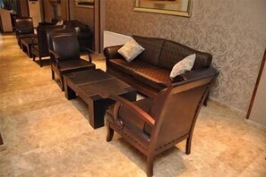 Lobby sitting area - Ankara Amar Hotel (Ankara)