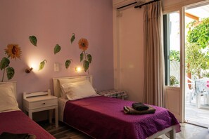 Escritorio, cortinas blackout y tabla de planchar con plancha 
