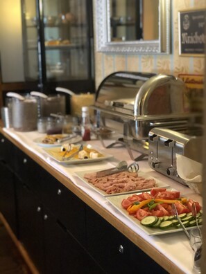 Free daily buffet breakfast - Hotel U Schnellu (Prague)