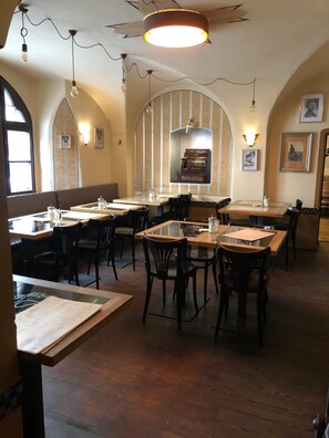 S'hi serveixen esmorzars, dinars i sopars 