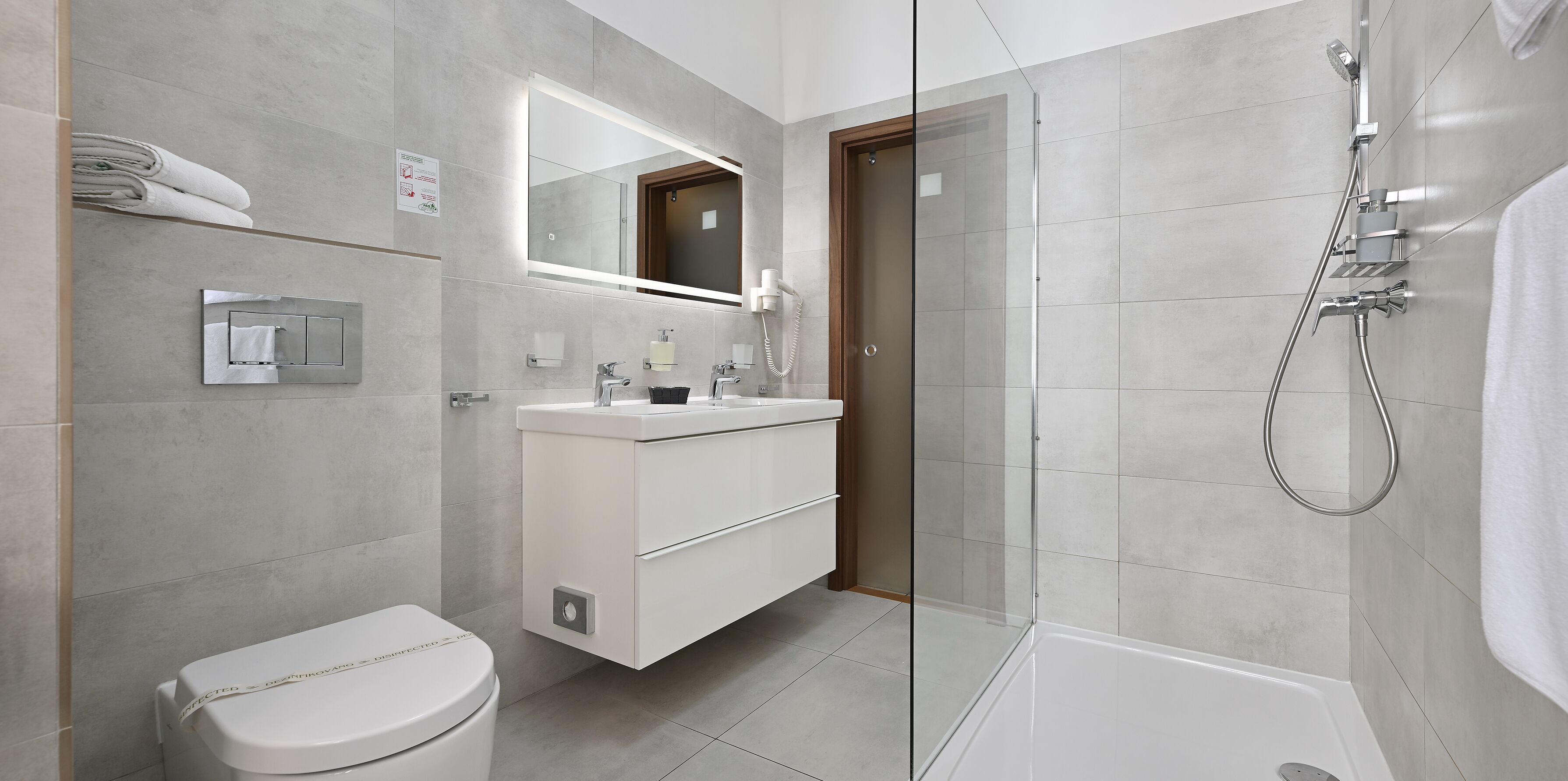 Suite | Bagno | Set di cortesia gratuito, asciugacapelli, asciugamani, carta igienica
