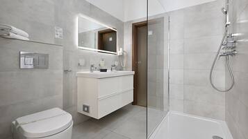 Suite | Bagno | Set di cortesia gratuito, asciugacapelli, asciugamani, carta igienica