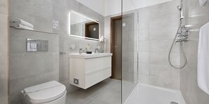 Phòng Suite | Phòng tắm | Đồ dùng nhà tắm miễn phí, máy sấy tóc, khăn tắm, giấy vệ sinh 