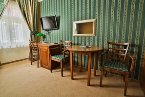 Habitació doble o amb dos llits individuals | Caixa forta a l'habitació i escriptori 