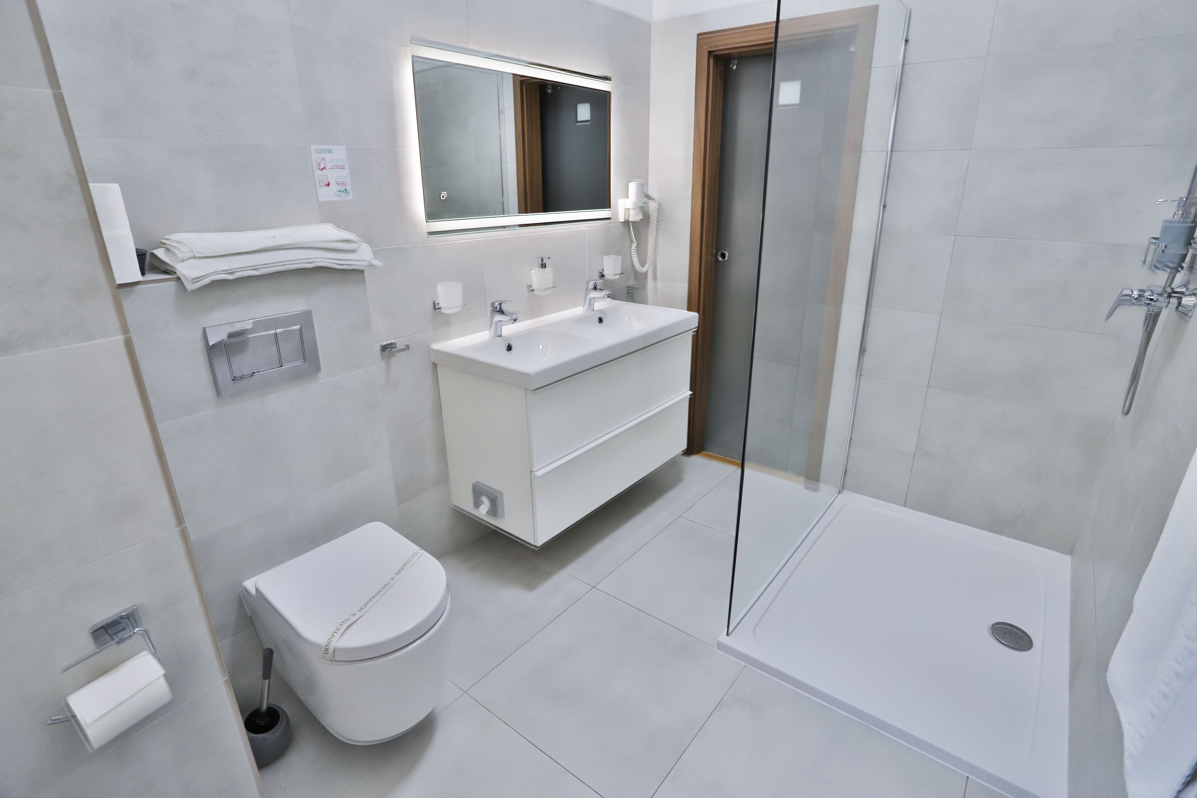 suite | bathroom | free toiletries, hair dryer, towels