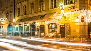 A building with a cafe, bar, hotel, and restaurant. - Hotel U Schnellu (Prague)