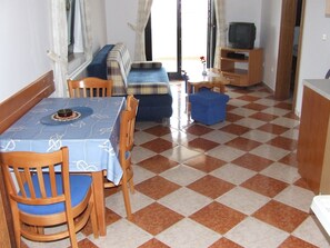 Apartment, 1 Bedroom, Balcony, Sea View | In-room dining