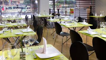 Sarapan, makan tengah hari, makan malam dihidangkan; masakan tempatan