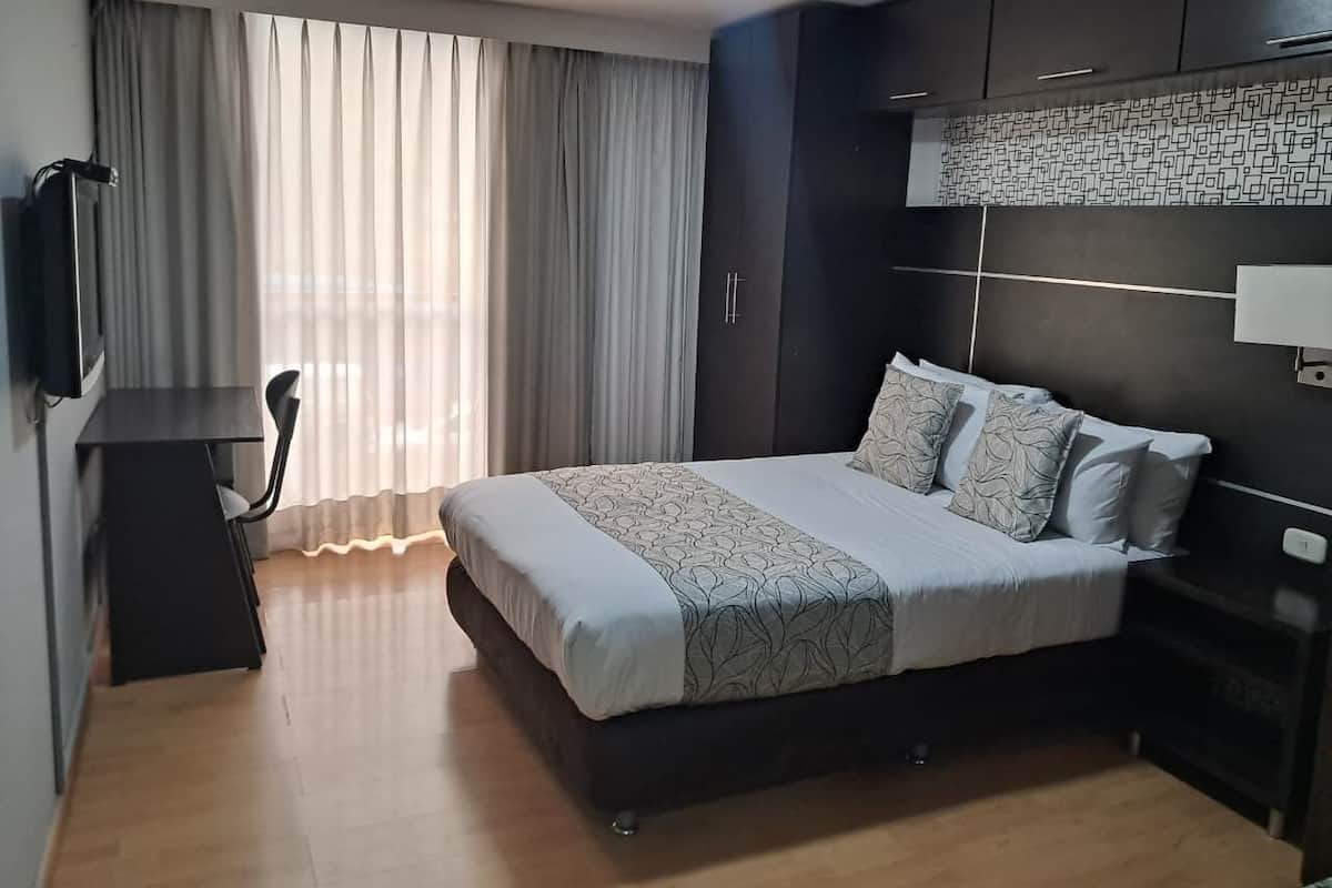 Bantalan ekstra lembut, brankas, meja kerja, dan setrika/meja setrika
