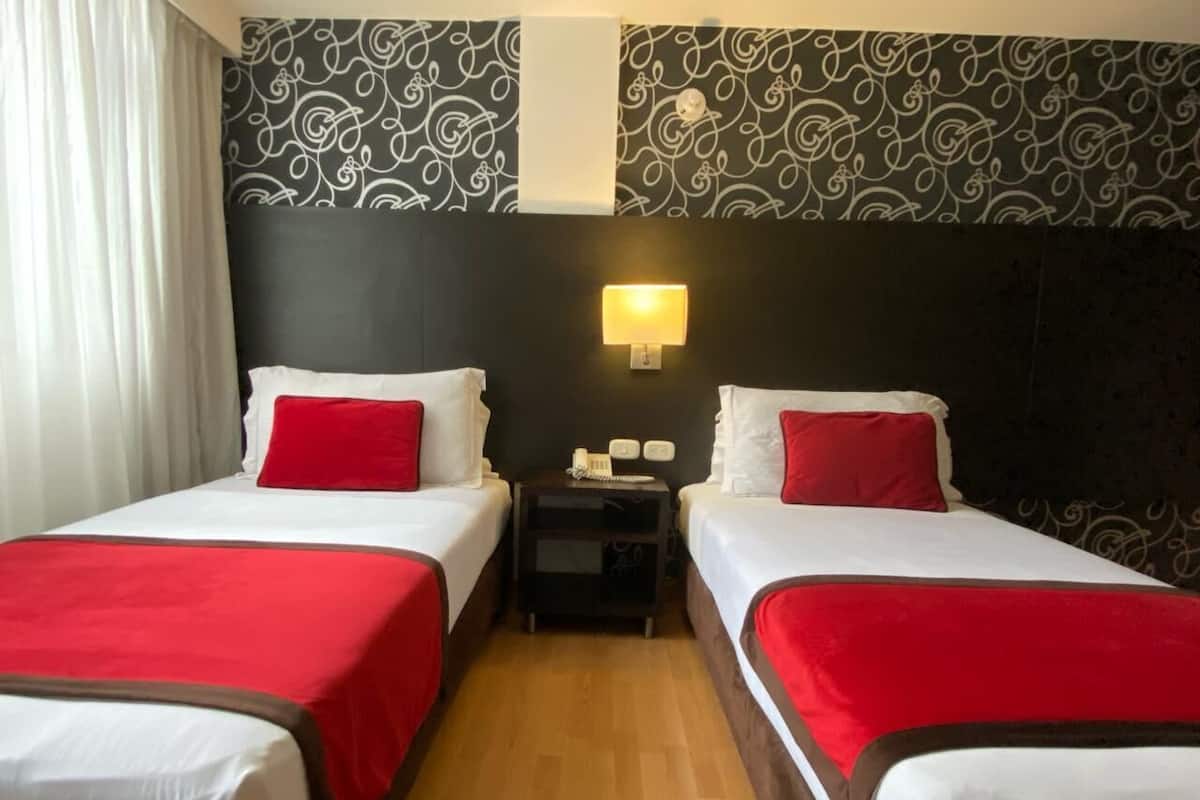 Kamar Twin | Bantalan ekstra lembut, brankas, meja kerja, dan setrika/meja setrika