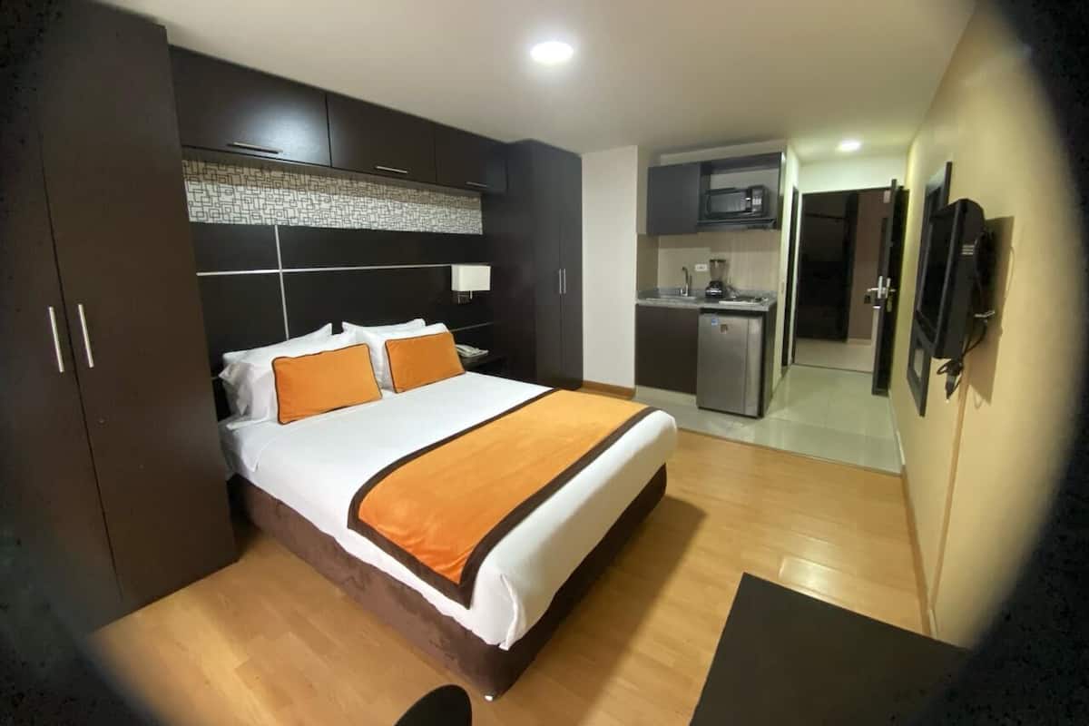 Kamar Double | Bantalan ekstra lembut, brankas, meja kerja, dan setrika/meja setrika