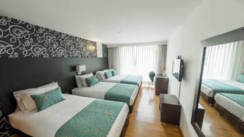 Triple Room | Tilam berlapik, peti besi dalam bilik, meja, seterika/papan seterika