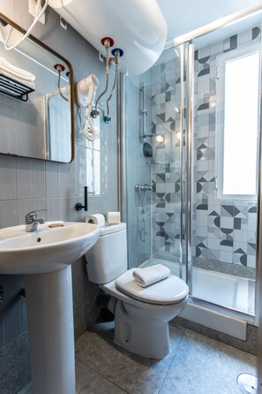 Artículos de tocador gratuitos, secador de pelo, toallas