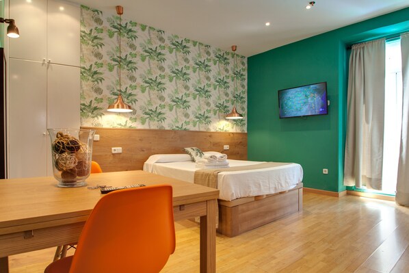 Tabla de planchar con plancha, wifi gratis y ropa de cama 