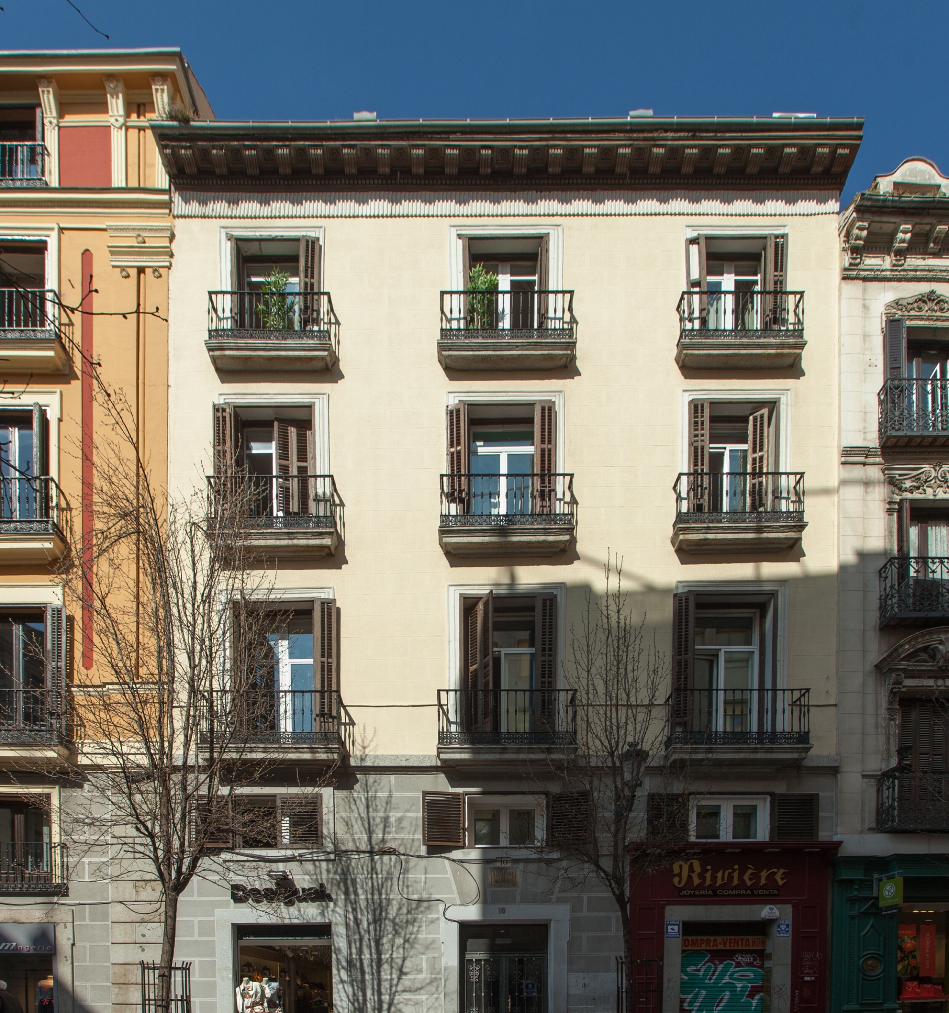 Vista frontal de la propiedad