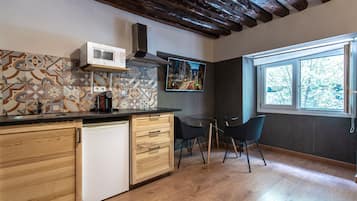 Studio (2 Guests) | Private kitchen | Fridge, microwave, electric kettle, cookware/dishes/utensils