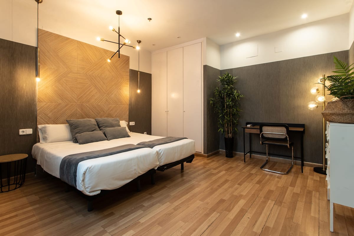 Departamento superior, vista a la ciudad | Tabla de planchar con plancha, wifi gratis y ropa de cama