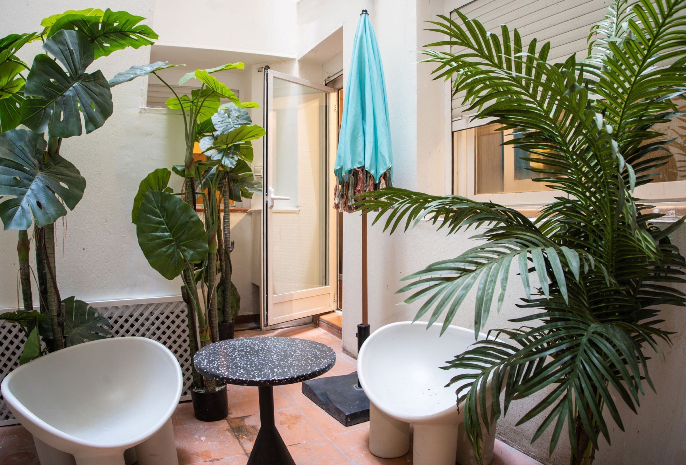 Studio (2 Guests) | Living area | LCD TV