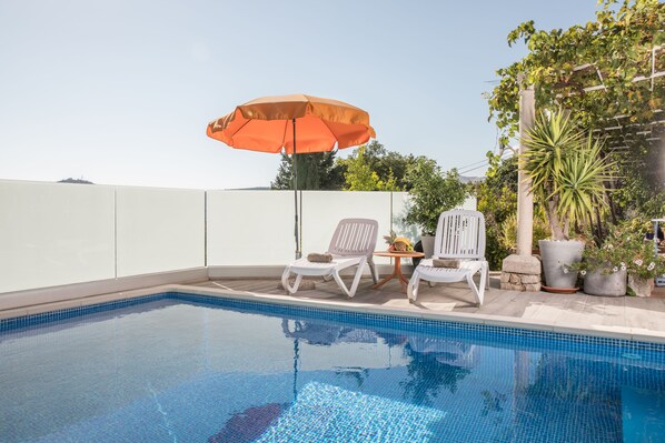 Piscine extérieure (ouverte en saison), parasols de plage