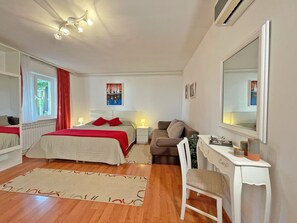 Apartamento clássico, terraço, vista para o mar | 1 quarto, camas com colchões pillow-top, escrivaninha, Wi-Fi de cortesia