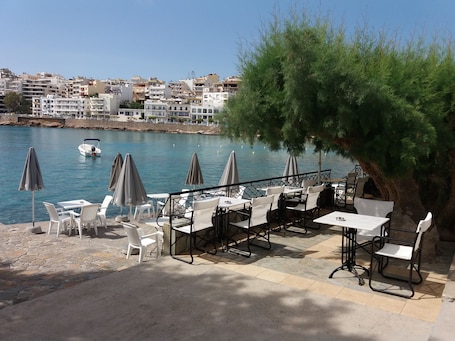 Restaurante al aire libre. Hotel Polydoros