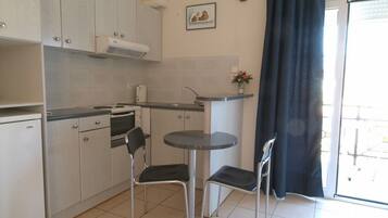 Apartemen Superior, pemandangan laut terbatas | Dapur kecil pribadi | Lemari es kecil, kompor, mesin pembuat kopi/teh, dan ketel listrik