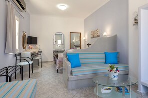 Egyptian cotton sheets, in-room safe, individually decorated - Akis Hotel (Santorini)