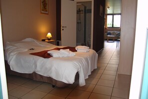 Individueel gedecoreerd, individueel gemeubileerd, een bureau