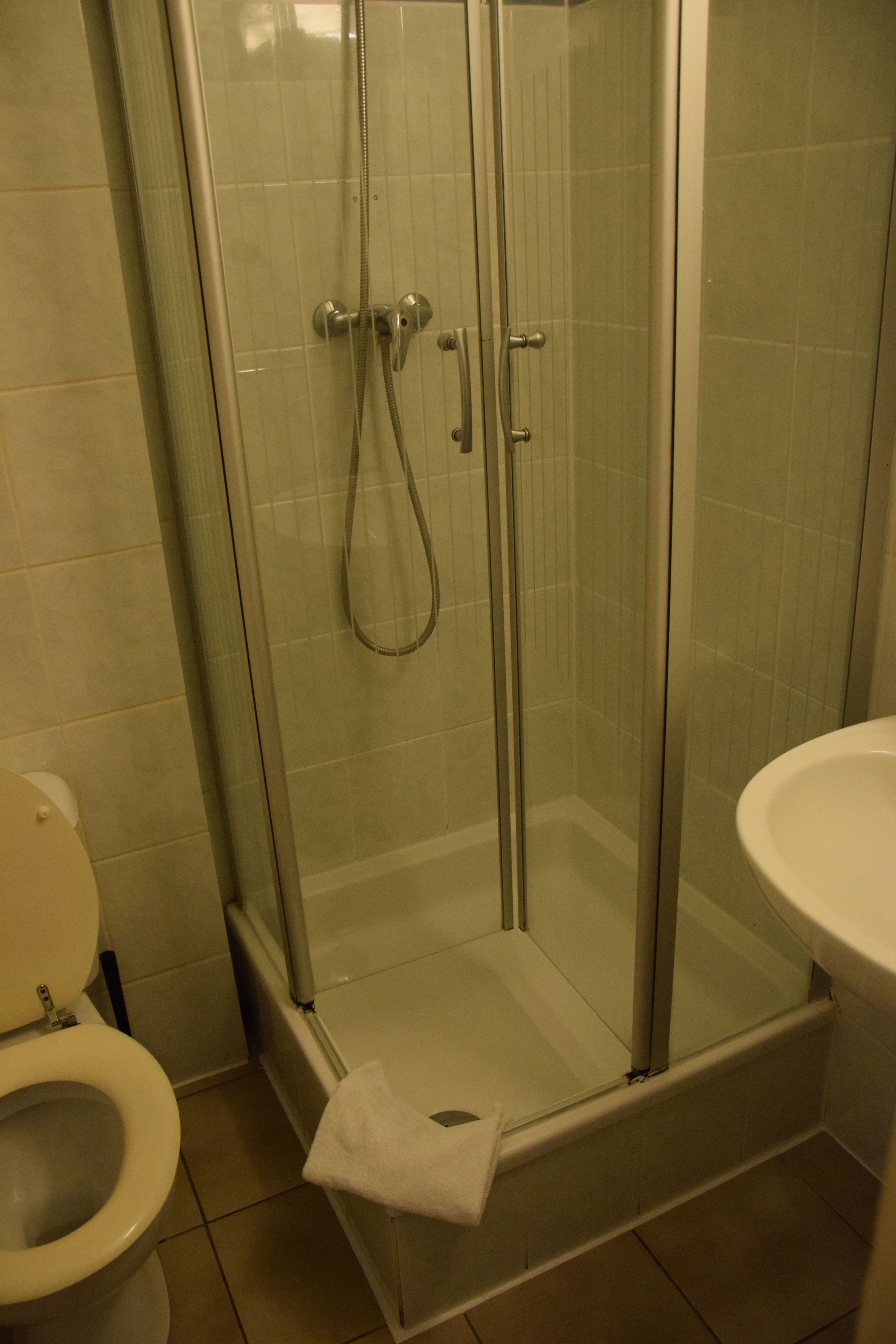 Studio (Large) | Bathroom