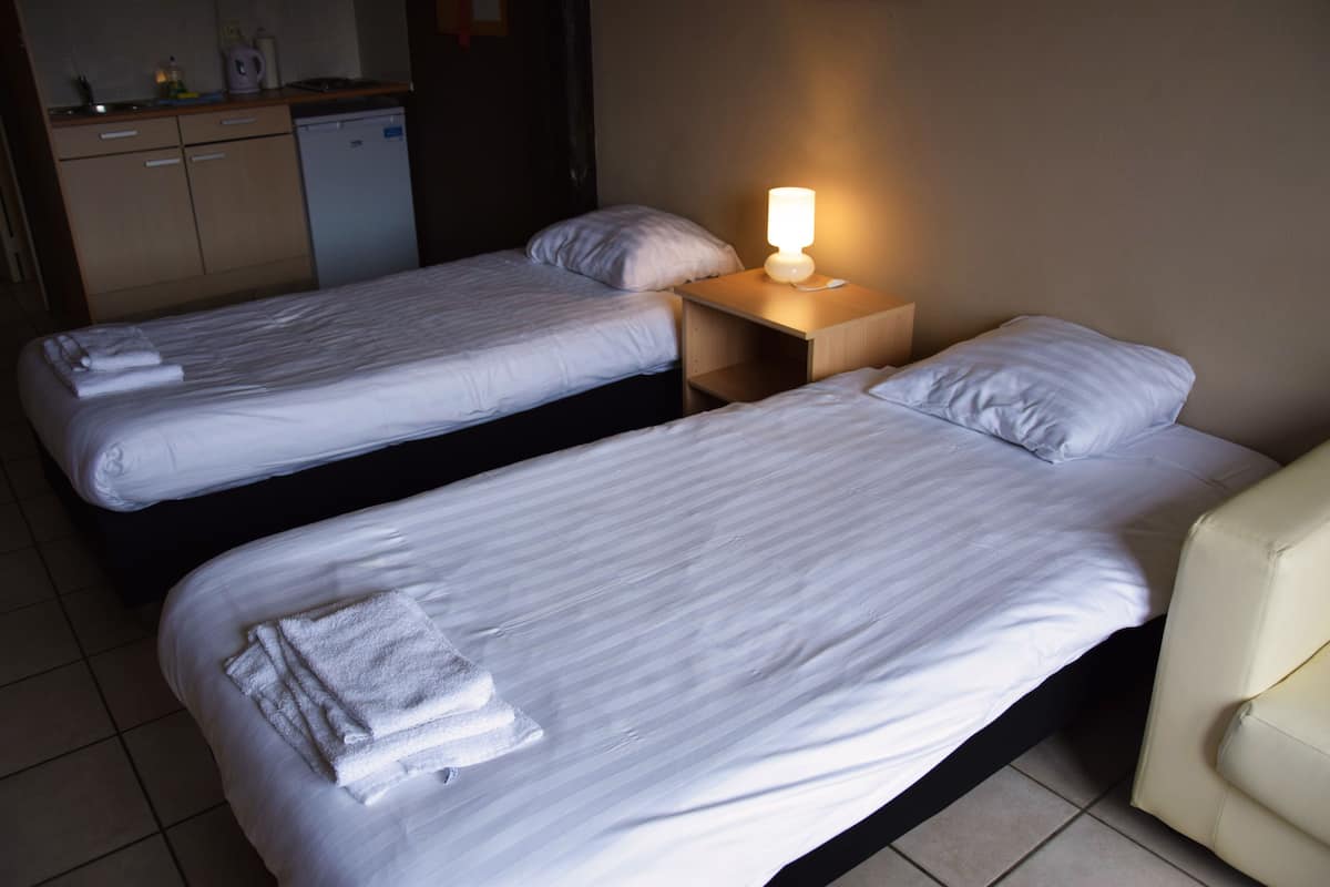 Studio, 2 Single Beds