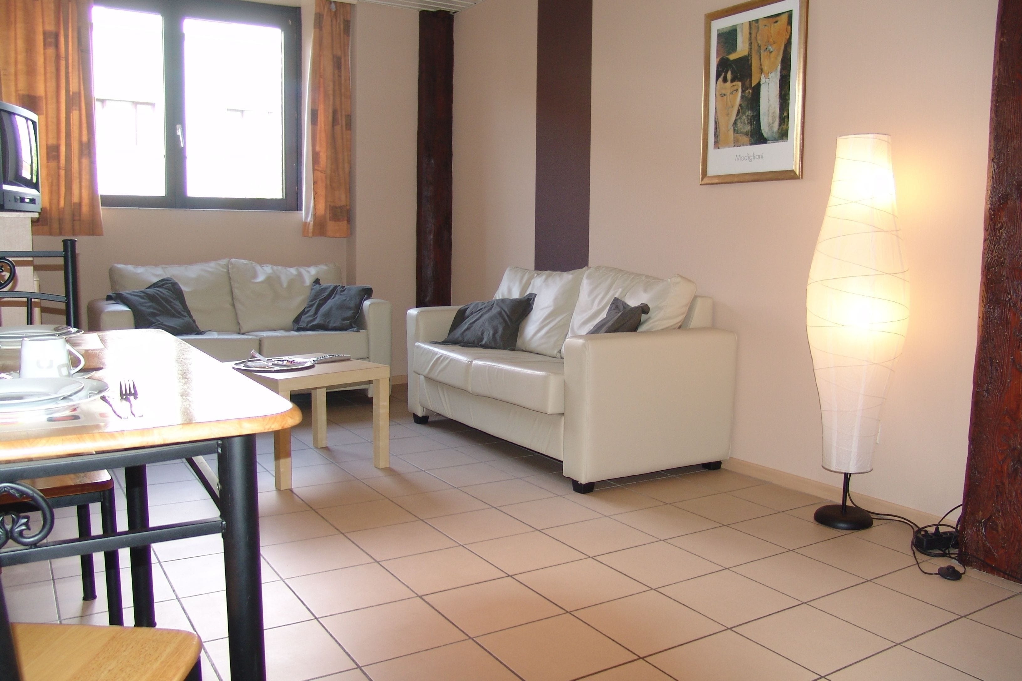 Trang trí khác biệt, trang bị nội thất với thiết kế riêng biệt, bàn 